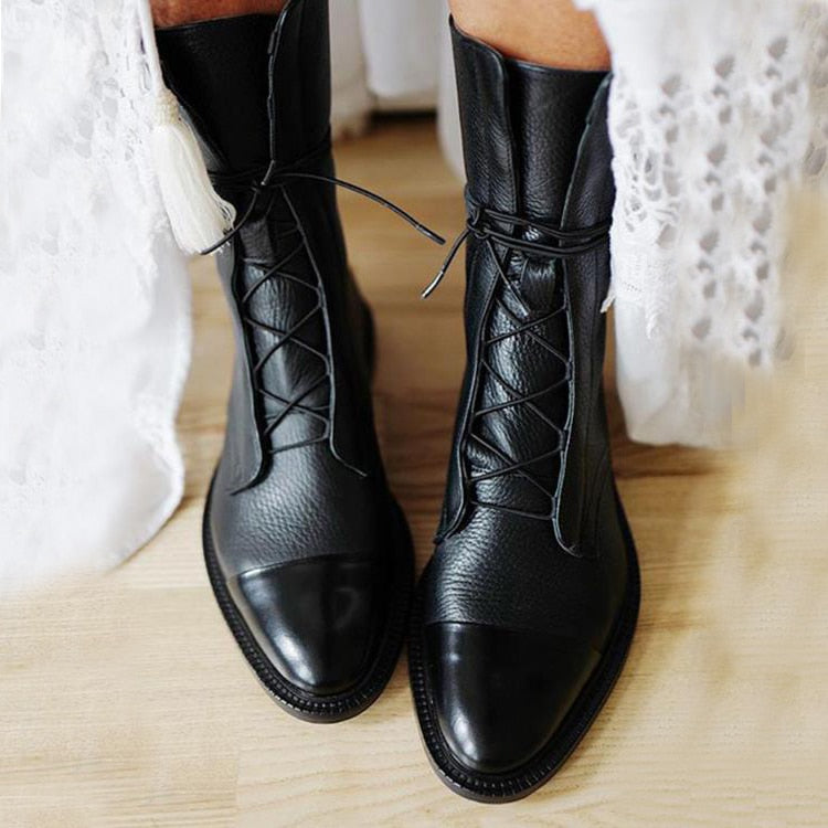 Lisa Collection | Black Leather Boots with Cushioned Interior | Stylish Versatile Footwear for All-Day Comfort
