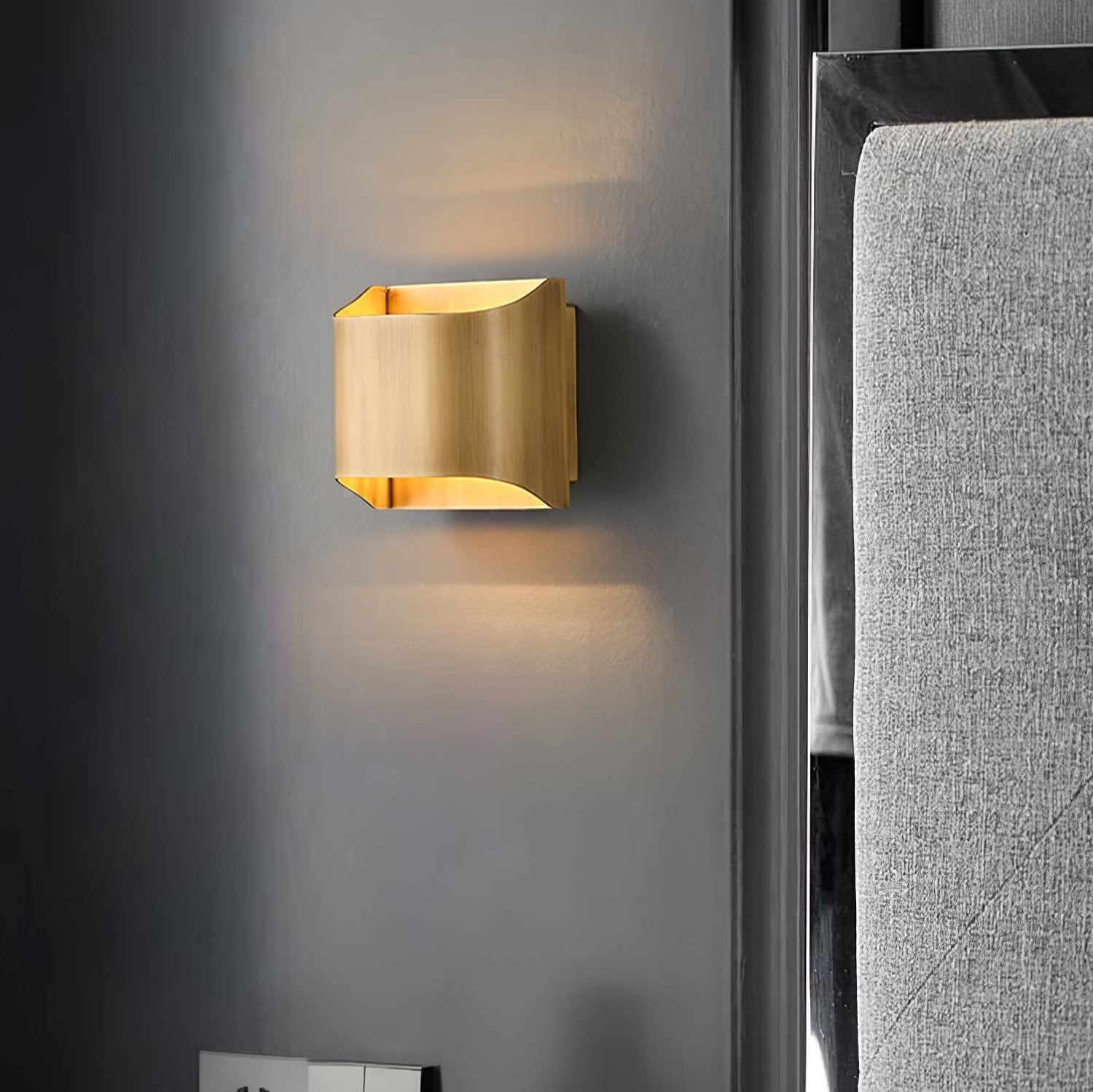 Modern Curved LED Wall Sconce Lighting with Brass Finish | Elegant Design for Timeless Decor