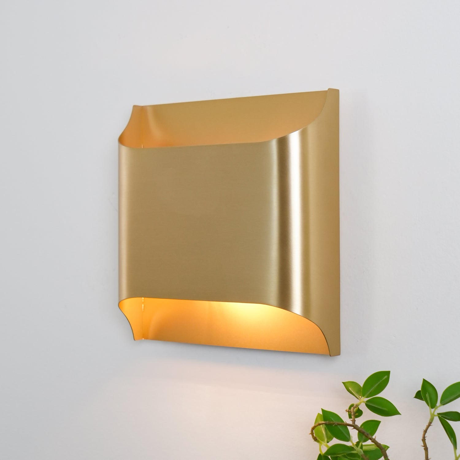 Modern Curved LED Wall Sconce Lighting with Brass Finish | Elegant Design for Timeless Decor