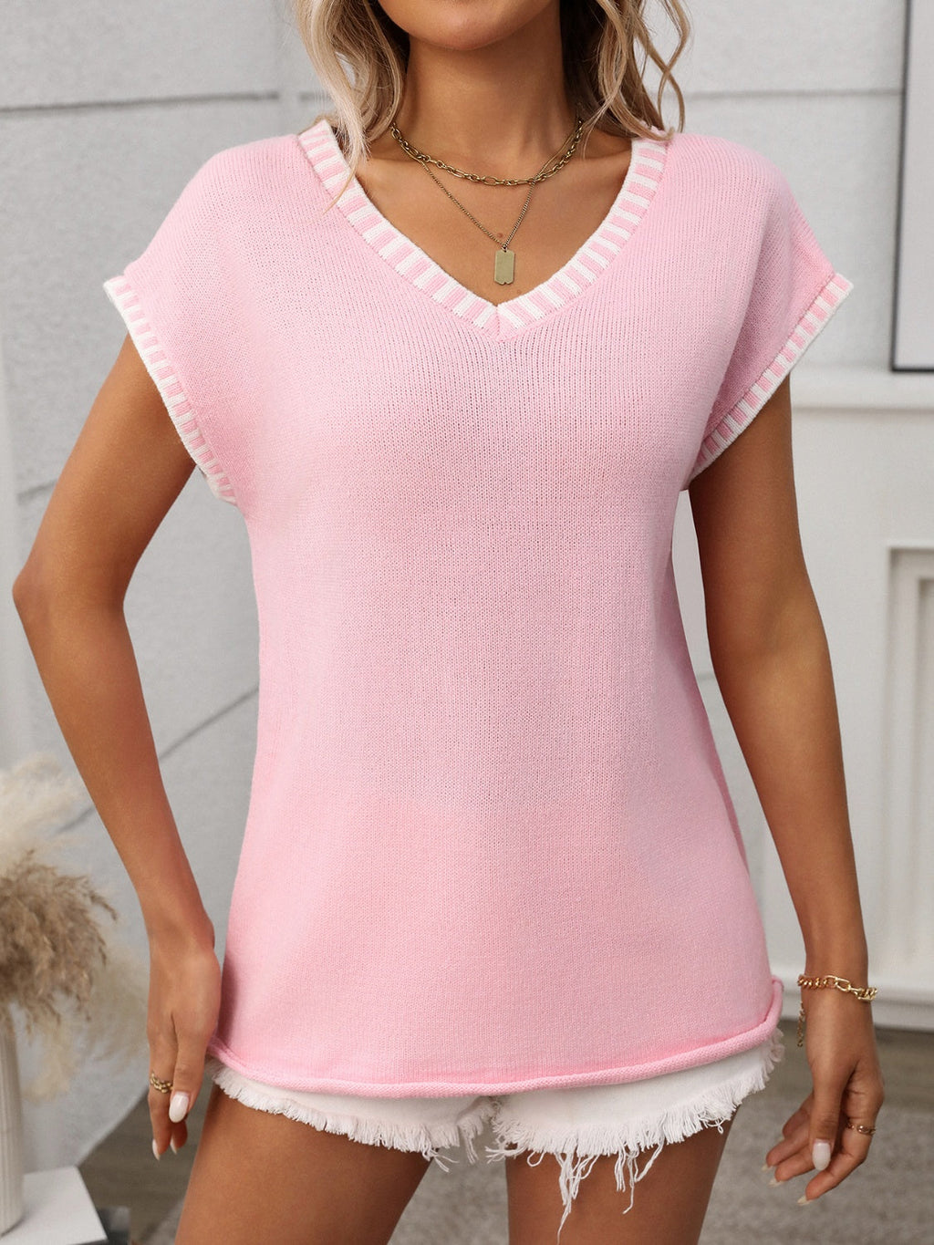 Stylish Contrast Trim | Women's Top with V-Neck & Moderate Stretch | Comfortable Blouse for Everyday Wear